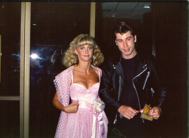 Duet Olivia Newton-John dan John Travolta, ‘You’re the One That I Want’ jadi salah satu single terlaris sepanjang masa. Di era ini, dia juga jadi ikon fashion yang memopulerkan jaket biker hingga dress A-line untuk wanita. Foto: Michael Ochs Archives/Getty Images