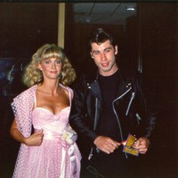 Duet Olivia Newton-John dan John Travolta, ‘You’re the One That I Want’ jadi salah satu single terlaris sepanjang masa. Di era ini, dia juga jadi ikon fashion yang memopulerkan jaket biker hingga dress A-line untuk wanita. Foto: Michael Ochs Archives/Getty Images
