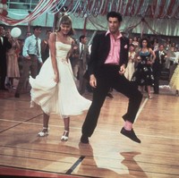 Single Olivia Newton-John dan John Travolta lainnya, ‘Summer Night’, juga jadi hit di era 1978 hingga 1980-an. Foto: Michael Ochs Archives/Getty Images