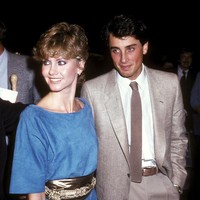 Olivia Newton-John bertemu Matt Lattanzi lewat film ‘Xanadu’ pada 1980. Keduanya pun jatuh cinta dan berpacaran dalam waktu lama, hingga menikah pada Desember 1984. Foto: Michael Ochs Archives/Getty Images