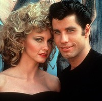 Olivia Newton-John meraih popularitas setelah memerankan Sandy di film ‘Grease’ yang rilis pada 1978. Di film tersebut, dia beradu akting dengan John Travolta. Foto: Michael Ochs Archives/Getty Images