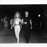Chemistry yang kuat saat bermain di film ‘Grease’ memunculkan rumor bahwa Olivia Newton-John dan John Travolta terlibat cinta lokasi. Namun keduanya tidak pernah memperlihatkan kebersamaan mereka di luar lokasi syuting. Foto: Michael Ochs Archives/Getty Images