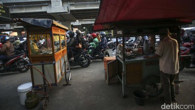 Lalin Jakasampurna Bekasi Padat Merayap, PKL Cari Cuan di Badan Jalan