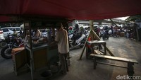Jalan menyempit dan macet dimanfaatkan para PKL berjualan.