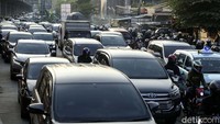 Tampak kendaraan roda empat mengular panjang.