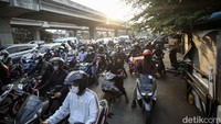 Selain penyempitan jalan, titik ini menjadi lokasi kemacetan setiap paginya imbas pengerjaan proyek yang berada tepat beberapa meter dari lokasi.