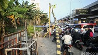 Selain PKL, tampak di lokasi tersebut juga terdapat besi yang patah yang hingga kini belum dievakuasi.