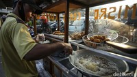 Para pedagang menyiapkan dagangannya di Jalan Jakasampurna, Kota Bekasi, Selasa (9/8/2022).