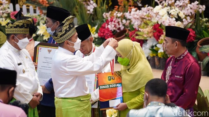 Ahli waris tokoh penerima penghargaan menerima secara simbolis dari Gubernur Riau.