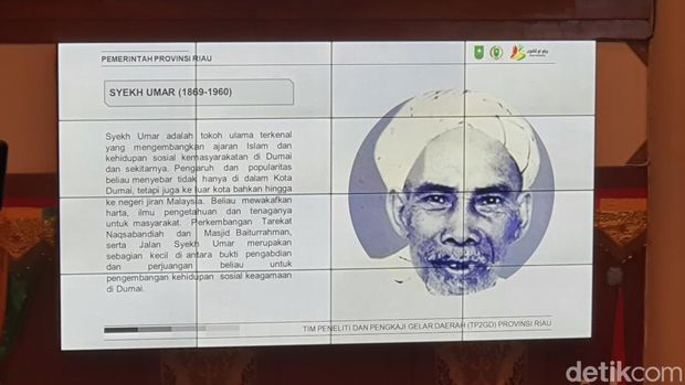 Ahli waris tokoh penerima penghargaan menerima secara simbolis dari Gubernur Riau.
