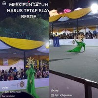 Ada yang berbeda saat gelaran Jember Fashion Carnaval 2022 6 - 7 Agustus 2022 sehingga jadi perhatian publik. Pasalnya salah satu model jatuh saat fashion show. Aksi model yang jatuh ini tuai pujian dari penonton. Foto: Dok. TikTok @jellydrinkmatcha.