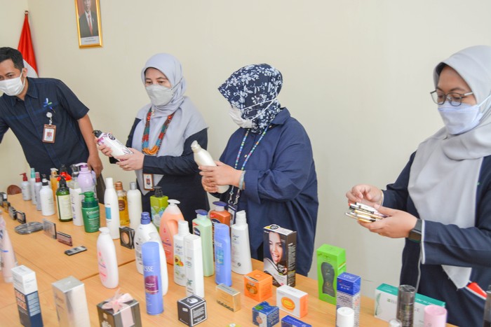 Aksi Penertiban Pasar Dari Kosmetik Ilegal Dan Atau Mengandung Bahan Berbahaya