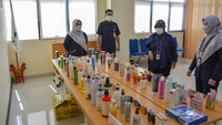 Dalam aksi penertiban pasar dari kosmetik ilegal dan atau mengandung bahan berbahaya selama Juli sampai awal Agustus 2022, ditemukan 35 dari 68 sarana produksi tidak memenuhi ketentuan. Angka ini mencakup 51 persen. Foto: Balai Besar POM di Jakarta