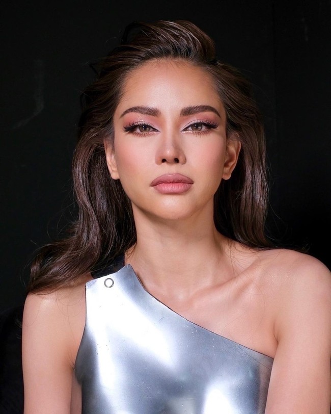 Karenanya, dalam babak final Miss Universe Thailand 2022, Anna memberikan semangatnya pada orang-orang yang datang dari situasi mampu. Kamu bukan satu-satunya orang yang menghadapi kesulitan. Aku dulu juga. Kita belajar dari masalah untuk beradaptasi dan bertahan. Aku mengajak kalian untuk punya percaya diri dan bangkit untuk berjuang lagi. Jika aku bisa, kamu juga bisa, ujarnya.Foto: Instagram @annasnga_1o