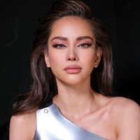 Karenanya, dalam babak final Miss Universe Thailand 2022, Anna memberikan semangatnya pada orang-orang yang datang dari situasi mampu. Kamu bukan satu-satunya orang yang menghadapi kesulitan. Aku dulu juga. Kita belajar dari masalah untuk beradaptasi dan bertahan. Aku mengajak kalian untuk punya percaya diri dan bangkit untuk berjuang lagi. Jika aku bisa, kamu juga bisa, ujarnya.Foto: Instagram @annasnga_1o