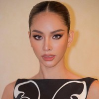 Saat ditinggal orang tua bekerja, Anna pun bermain dengan mainan-mainan yang didapatkan dari tempat pembuangan.Foto: Instagram @annasnga_1o