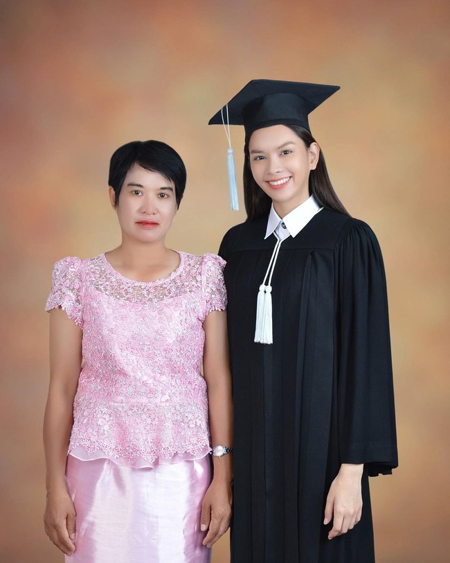 Anna Suengam-iam sendiri adalah sarjana dari Fakultas Seni Liberal dan Sains di Kasetsart University. Sebelum jadi Miss Universe Thailand 2022, anna Suengam-iam pernah jadi pemenang kedua Miss Beautiful Thailand 2020.Foto: Instagram @annasnga_1o