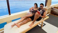 Momen mesra Anya Geraldine dan Nadif Zahiruddin membaca buku bersama. Foto: Instagram Anya Geraldine