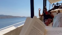 Anya Geraldine dan Nadif Zahiruddin menghabiskan waktu dengan membaca buku. Foto: Instagram Anya Geraldine