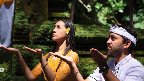Anya Geraldine Disebut Pindah Agama Gegara Pose Ini Bareng Pacar