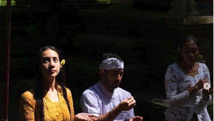Anya Geraldine menjalani prosesi Melukat.