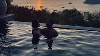 Anya Geraldine dan Nadif Zahiruddin berenang berlatarkan sunset indah di Labuan Bajo. Foto: Instagram Anya Geraldine