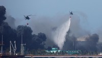 Proses pemadaman terus dilakukan termasuk dengan bom air oleh helikopter.