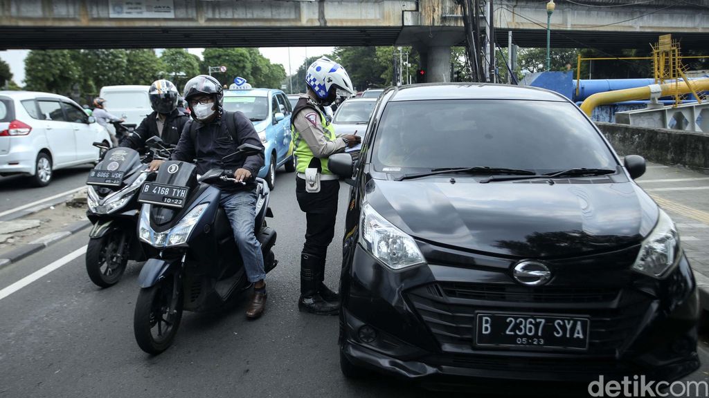 Pelarangan belok kiri langsung diberlakukan di Jalan R.M Margono Djojohadikoesoemo, Tanah Abang, Jakarta. Sejumlah pengendara pun kena tilang.