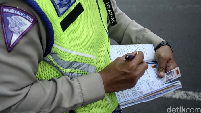 Pelarangan belok kiri langsung diberlakukan di Jalan R.M Margono Djojohadikoesoemo, Tanah Abang, Jakarta. Sejumlah pengendara pun kena tilang.