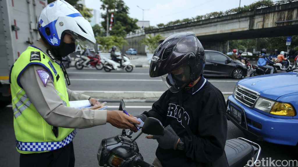 Pelarangan belok kiri langsung diberlakukan di Jalan R.M Margono Djojohadikoesoemo, Tanah Abang, Jakarta. Sejumlah pengendara pun kena tilang.