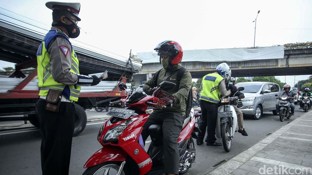 Pelarangan belok kiri langsung diberlakukan di Jalan R.M Margono Djojohadikoesoemo, Tanah Abang, Jakarta. Sejumlah pengendara pun kena tilang.