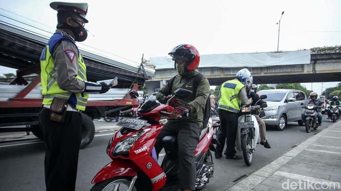 Pelarangan belok kiri langsung diberlakukan di Jalan R.M Margono Djojohadikoesoemo, Tanah Abang, Jakarta. Sejumlah pengendara pun kena tilang.