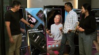 Masalah itu tentu tidak akan dibiarkan berlarut-larut. Hype hadir dan sudah berhasil menjawabnya. Hype membangun platform yang mempertemukan brand dengan para influencer. Founder Hype Muhammad Al Adrian, Cofounder Hype Vivi Soetanti, dan Technical Advisor Hype Budhi Pariyesana berbincang usai meluncurkan aplikasi Android di Play Store, di Jakarta.