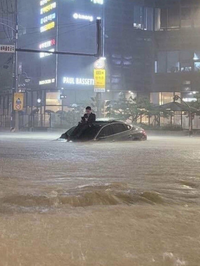 Wartawan Yonhap Terjebak Banjir di Seoul