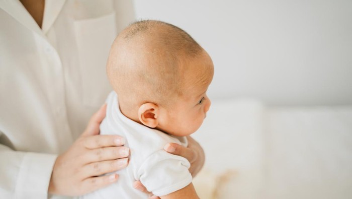 5 Cara Mengatasi Bayi Cegukan, Lakukan Ini Yuk Bun