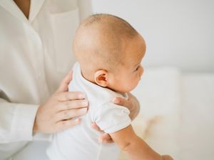 5 Cara Mengatasi Bayi Cegukan, Lakukan Ini Yuk Bun