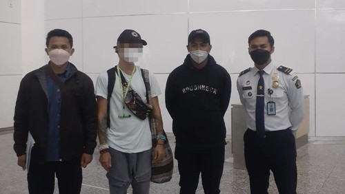 Bule Rusia berinisial KK (kaos putih), dideportasi karena mengamuk di Gili Trawangan, Nusa Tenggara Barat (NTB).