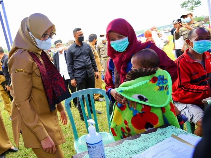 Bupati Banyuwangi Ipuk Fiestiandani meluncurkan Bulan Imunisasi Anak Nasional (BIAN) 2022 di Dusun Gunung Raung