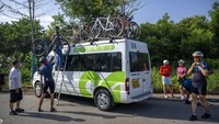 Para anggota klub sepeda Qiyi tiba di Baihe River Canyon di pinggiran utara Beijing, China, Rabu (13/7/2022). Mereka bergegas menurunkan sepeda satu persatu dari atap mobil sebelum melakukan perjalanan.