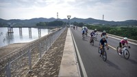 Anggota klub sepeda Qiyi melewati Waduk Miyun yang terlihat asri dan sejuk.