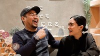 Cita Citata merayakan ulang tahun sang manajer sekaligus sahabat dengan makan enak. Mereka pilih santap di restoran sushi dengan banyak suguhan sushi di meja!