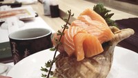 Wanita 27 tahun ini tergolong foodies. Di Instagram ia punya highlight yang khusus menunjukkan momen-momen makannya.