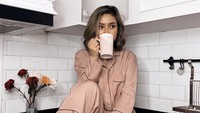 Pamer pose di dapur, Cita Citata tampak masih mengenakan baju tidur. Ia juga memegang secangkir minuman di tangannya. Lucu ya konsep fotonya?