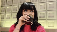 Wanita kelahiran Bandung ini tengah pamer momen menikmati minuman hangat di sebuah kafe. Kira-kira Cita Citata tim penyuka kopi atau teh ya?