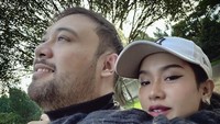 Nama Cita Citata juga ramai dibicarakan karena diisukan telah dilamar kekasihnya, Didi Mahardika. Belum lama ini ia terlihat memakai cincin dan menandai akun Instagram sang kekasih dalam unggahannya. Foto: Instagram didi mahardika