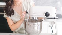 Mixer wajib dimiliki oleh Shandy Aulia. Karena pemeran Eiffel Im In Love ini suka sekali baking kue untuk anak tercintanya. Foto: Instagram & YouTube Shandy Aulia