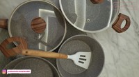 Perabotan dapur yang ia miliki kebanyakan warnanya senada. Agar terlihat cantik dan estetika ketika dipajang. Foto: Instagram & YouTube Shandy Aulia