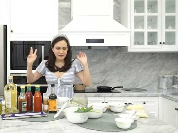 Idaman! 8 Potret Dapur Minimalis Shandy Aulia yang Mewah