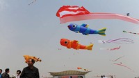 Dalam foto terlihat beraneka ragam layangan saat gelaran Festival Layang-layang Internasional Weifang, China, yang digelar pada 17 April 2011 lalu.  