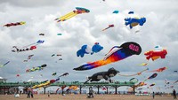 Wow, dari daratan Inggris festival layang-layang juga digelar di Lytham St Annes, pada 30 Juli 2016. Layang-layang raksasa ini diterbang massal hingga bikin heboh pengunjung.